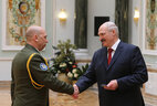 Александр Лукашенко вручает погоны генерал-майора Александру Кареву