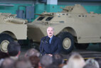 После посещения предприятий Александр Лукашенко пообщался с представителями их трудовых коллективов