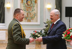 Александр Лукашенко вручает погоны генерал-майора Сергею Феоктистову