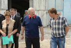 Аляксандр Лукашэнка ў час наведвання гаспадаркі "Отар" у Чачэрскім раёне