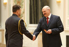 Александр Лукашенко вручает погоны генерал-майора милиции Александру Ковальчуку