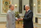 Александр Лукашенко вручает погоны генерал-майора юстиции Александру Рахманову