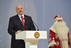 Президент Беларуси Александр Лукашенко на новогоднем благотворительном празднике