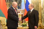Президент России Владимир Путин наградил Президента Беларуси Александра Лукашенко орденом Александра Невского
