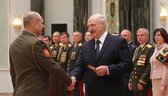 Александр Лукашенко вручает погоны генерал-майора заместителю начальника вооружения Вооруженных Сил - начальнику штаба вооружения Андрею Федину, 5 июля 2018 г.