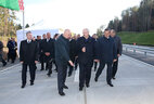 Александр Лукашенко во время посещения нового участка второй кольцевой автодороги