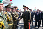 Аляксандр Лукашэнка з камандзірамі воінскіх часцей, якія прымалі ўдзел у парадзе