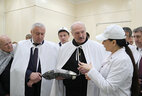 Аляксандр Лукашэнка ў час наведвання Тураўскага малочнага камбіната