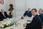 Аляксандр Лукашэнка ў час наведвання офіса ТАА "І-Экс-Пі Кэпітал"