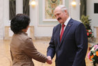 Александр Лукашенко вручает орден Матери Светлане Дивиной