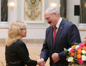 Александр Лукашенко вручает орден Матери Инне Лапиной