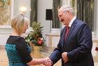 Александр Лукашенко вручает орден Матери Татьяне Саливончик