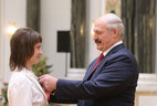 Александр Лукашенко вручает орден Матери Татьяне Худяковой
