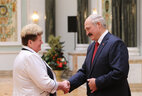 Александр Лукашенко вручает медаль "За трудовые заслуги" аппаратчице Городейского сахарного комбината Зинаиде Борис