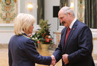 Александр Лукашенко вручает медаль "За трудовые заслуги" начальнику отдела таможенных платежей Брестской таможни Марии Величинской