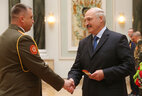 Аляксандр Лукашэнка ўручае пагоны генерал-маёра Андрэю Бурдыку