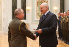Александр Лукашенко вручает погоны генерал-майора Игорю Королю