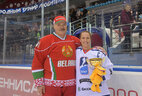 Александр Лукашенко и лучший игрок в составе сборной Международной федерации хоккея Сюзанна Колбенхайер