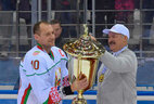 Александр Лукашенко вручает кубок капитану белорусской команды Олегу Антоненко