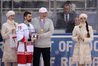 Александр Лукашенко награждает лучшего бомбардира турнира - Павла Белого (Беларусь)