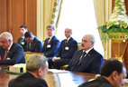 Президент Беларуси Александр Лукашенко на переговорах в расширенном формате с Президентом Туркменистана Гурбангулы Бердымухамедовым