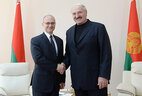 Александр Лукашенко во время встречи с генеральным директором государственной корпорации по атомной энергии "Росатом" Сергеем Кириенко