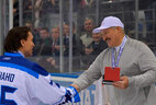 Аляксандр Лукашэнка ўручае прыз лепшаму нападаючаму турніру - Тоні Макіяха (Фінляндыя)