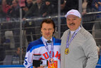 Александр Лукашенко вручает приз лучшему нападающему турнира - Тони Макиахо (Финляндия)