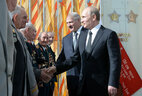 Александр Лукашенко и Владимир Путин с ветеранами
