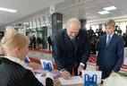 Президент Беларуси Александр Лукашенко проголосовал на избирательном участке №1