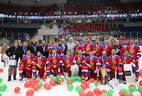 Александр Лукашенко с игроками сборной России
