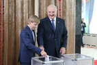 Президент Беларуси Александр Лукашенко проголосовал на избирательном участке №1