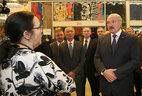 Александр Лукашенко во время посещения торгово-развлекательного центра "Экспобел"