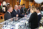 Александр Лукашенко во время посещения торгово-развлекательного центра "Экспобел"