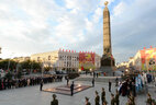 Во время церемонии возложения венков к Монументу Победы