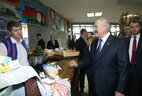 Александр Лукашенко на участке для голосования