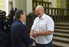 Президент Беларуси Александр Лукашенко приветствует Заместителя Председателя КНР Ван Цишаня в своей загородной резиденции