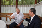 Президент Беларуси Александр Лукашенко пригласил Заместителя Председателя КНР Ван Цишаня посетить местный родник, где китайский гость угостился чистой и уникальной по своим свойствам водой