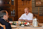 После посещения родника и осмотра территории резиденции Александр Лукашенко и Ван Цишань в чайном домике за китайским чаем с белорусским вареньем обсудили ситуацию в мире и международные отношения
