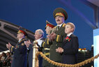 Александр Лукашенко во время акции "Споем гимн вместе".