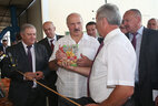 Аляксандр Лукашэнка ў час наведвання фермерскай гаспадаркі