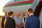 Президент Беларуси Александр Лукашенко прибыл с рабочим визитом в Сочи. В аэропорту Главу государства встречали губернатор Краснодарского края Вениамин Кондратьев, мэр Сочи Анатолий Пахомов