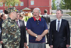 Александр Лукашенко во время посещения 103-й отдельной гвардейской мобильной бригады сил специальных операций Вооруженных Сил Беларуси