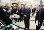 Президент Беларуси Александр Лукашенко ознакомился с выставкой научных и научно-технических достижений