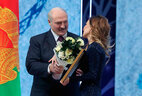 Александр Лукашенко вручает премию "За духовное возрождение" Юлии Быковой