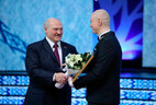 Александр Лукашенко вручает премию "За духовное возрождение" Евгению Олейнику