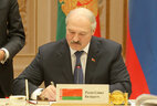 Александр Лукашенко во время подписания документов по итогам встречи