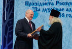 Аляксандр Лукашэнка ўручае прэмію "За духоўнае адраджэнне" свяшчэннаслужыцелю Свята-Духава Кафедральнага сабора Сяргею Гардуну