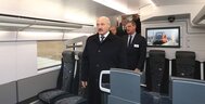 Прэзідэнт Рэспублікі Беларусь Аляксандр Лукашэнка і генеральны дырэктар кампаніі "Штадлер Рэйл Груп" Петэр Шпулер у вагоне поезда