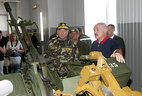 Александр Лукашенко во время посещения 103-й отдельной гвардейской мобильной бригады сил специальных операций Вооруженных Сил Беларуси